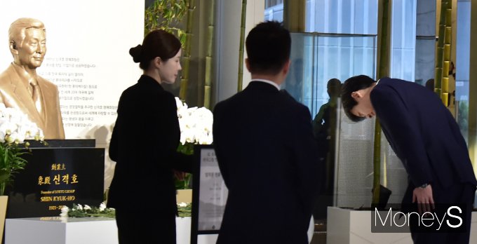 ▲ 추모식 참석 묵념하는 신유열 롯데지주 미래성장실장 전무(신동빈 회장 장남)