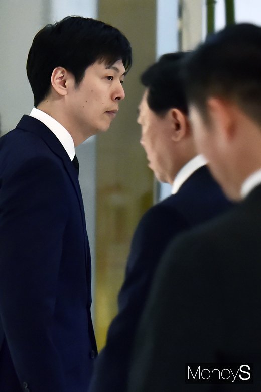 ▲ 묵념 후 자리에 돌아가는 신유열 롯데지주 미래성장실장 전무(왼쪽)와 부친인 신동빈 회장