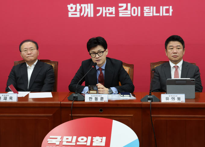 18일 국민의힘이 총선 1호 공약으로 저출산 정책인 '일·가족 모두 행복공약'을 발표할 계획이다. 사진은 한동훈 국민의힘 비상대책위원장이 18일 서울 여의도 국회에서 열린 비상대책위원회의에서 발언하는 모습. /사진=뉴스1