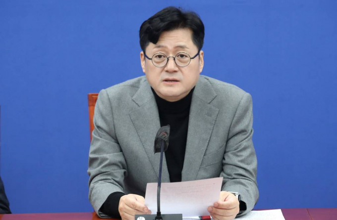 18일 홍익표 더불어민주당 원내대표가 전날 윤석열 대통령이 세제 개혁을 통해 코리아 디스카운트를 해결한다고 말한 것을 두고 최대 불안 요인은 윤석열 대통령이라며 비판했다. 사진은 18일 오전 서울 여의도 국회에서 열린 정책조정회의에서 발언을 하고 있는 홍 원내대표. /사진=뉴스1
