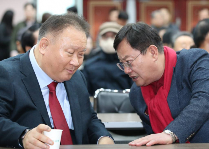 18일 이상민 국민의힘 의원이 이재명 더불어민주당 대표의 "법과 펜으로 안 되니 칼로 죽이려 했지만 결코 죽지 않는다" 발언을 두고 비판했다. 사진은 지난 17일 대전 유성구 유성문화원에서 열린 국민의힘 유성구 당원교육에서 대화하고 있는 이상민 의원과(왼쪽) 이은권 대전시당위원장(오른쪽)./사진=뉴스1