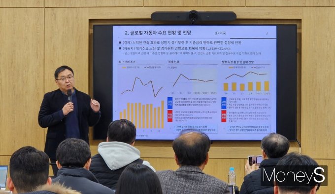 양진수 현대자동차그룹 경제산업연구센터 자동차산업연구실장이 새해 전망을 발표하고 있다. /사진=박찬규 기자