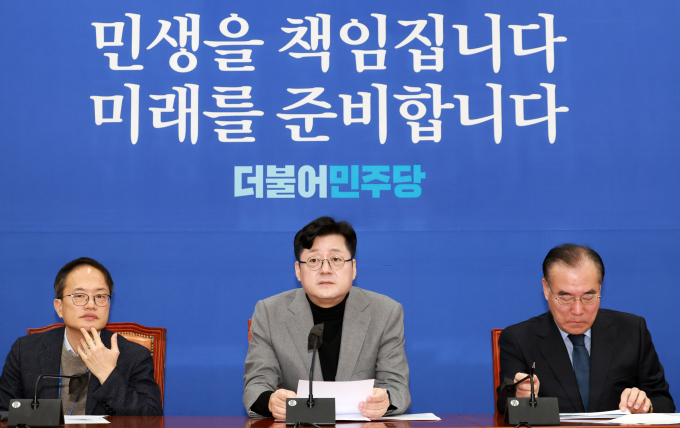 18일 더불어민주당이 '저출생 종합대책' 공약을 공개했다. 사진은 홍익표 더불어민주당 원내대표가 18일 오전 서울 여의도 국회에서 열린 정책조정회의에서 발언하는 모습. /사진=뉴시스
