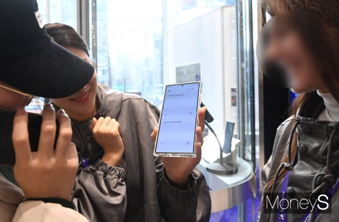 [머니S포토] AI 품은 갤럭시S24, '실시간 통역 가능'