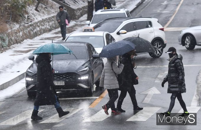오는 19일에는 전국이 대체로 흐리고 전국 곳곳에 비 또는 눈이 내릴 전망이다. 사진은 지난 9일 오전 서울 동작구 보라매공원 인근에서 시민들이 발걸음을 재촉하고 있는 모습. /사진=장동규 기자