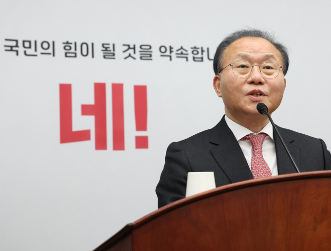 18일 윤재옥 국민의힘 원내대표가 윤석열 대통령에게 이태원 특별법에 대한 재의요구권(거부권) 행사를 건의하겠다고 밝혔다. 사진은  윤 원내대표가 18일 서울 여의도 국회에서 열린 의원총회에서 발언을 하는 모습. /사진=뉴스1