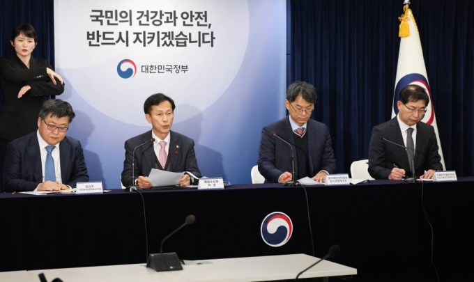 정부가 후쿠시마 오염수 방류로 인한 소비자들의 불안감을 줄이기 위해 다음주부터 삼중수소 모니터링을 시작한다고 밝혔다. 사진은 18일 서울 종로구 정부서울청사에서 후쿠시마 오염수 방류 관련 일일 브리핑을 하고 있는 송명달 해양수산부 차관. /사진=뉴스1