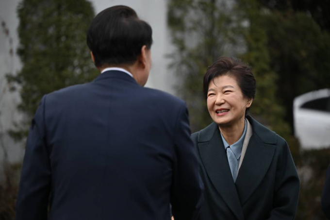 박근혜 전 대통령이 내달 출간되는 '박근혜 회고록' 북콘서트를 오는 2월5일에 대구에서 연다. 사진은 지난달 29일 서울 용산구 한남동 관저에서 윤석열 대통령과 인사하고 있는 박 전 대통령. /사진=뉴스1