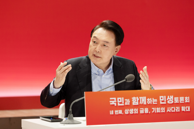 지난 17일 윤석열 대통령이 언급한 상속세 완화에 대해 성태윤 대통령 비서실 정책실장이 "현재 따로 상속세와 관련한 정책을 준비하고 있는 것은 아니다"라고 말했다. 사진은 윤 대통령이 지난 17일 서울 여의도 한국거래소에서 '상생의 금융, 기회의 사다리 확대' 주제로 열린 네 번째 국민과 함께하는 민생토론회에서 발언하는 모습. /사진=뉴시스(대통령실 제공)