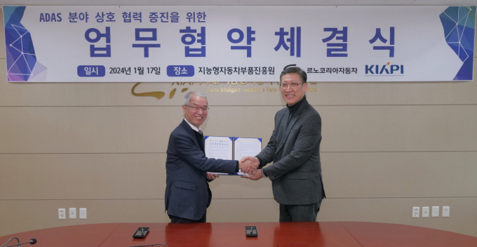 성명호(왼쪽) 지능형자동차부품진흥원 원장과 최성규 르노코리아 연구소장이 자율주행 및 ADAS  관련 공동 개발을 위한 업무협약을 맺었다. /사진=르노코리아