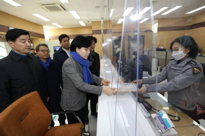 사진은 18일 오전 서울 종로구 서울경찰청을 찾아 '허위공문서작성 및 동행사죄' 위반 관련 대테러종합상황실 소속 공무원 고발장을 제출하고 있는 더불어민주당 당대표정치테러대책위원회 전현희 위원장과 위원들. /사진=뉴스1
