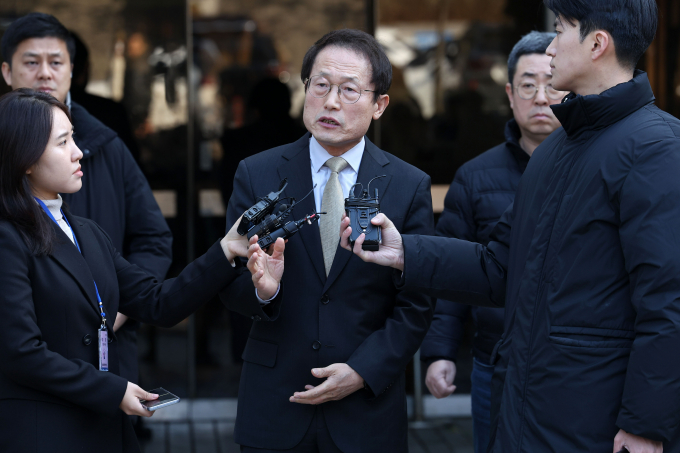 해직교사를 부당한 방법으로 특별채용한 혐의로 재판에 넘겨진 조희연 서울시교육감이 2심에서도 징역형 집행유예를 선고받았다. 사진은 조 교육감이 18일 오후 서울 서초구 서울고등법원에서 열린 항소심 선고 공판에서 징역형의 집행유예를 선고 받은 뒤 취재진 질문에 답하는 모습. /사진=뉴시스