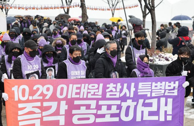 이태원 특별법이 19일 정부로 이송된다. 사진은 10.29 이태원 참사 유가족들이 지난 17일 서울 중구 서울광장에 마련된 10.29 이태원 참사 합동분향소에서 10.29 이태원 참사 유가족 침묵의 영정 행진을 하는 모습. /사진=뉴시스