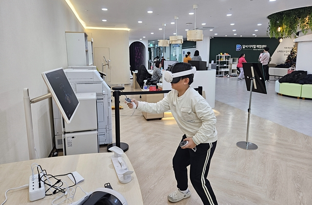 대구 달서구가 지역주민 누구나 생활권 가까이에서 쉽고 친근하게 디지털 기술을 접할 수 있도록 구립 도서관, 어린이집, 청소년시설 등 생활SOC시설에 다양한 디지털 기술을 활용한 서비스를 제공한다./사진제공=대구광역시 달서구