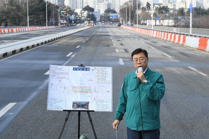 신상진 성남시장은 18일 오후 2시 분당구 수내교에서 보강 공사를 마치고 통행 재개에 앞서 향후 전면 개축 과정에 대한 현장 브리핑과 보강 공사 시설물 점검을 했다. / 사진제공=성남시