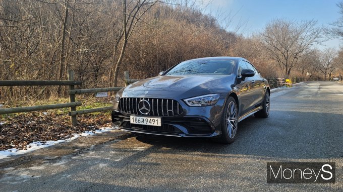 메르세데스-AMG GT 43 4MATIC+의 외모는 역동적이다. /사진=김창성 기자