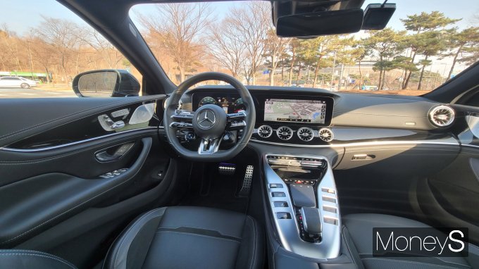 메르세데스-AMG GT 43 4MATIC+ 1열은 디자인은 세련미가 넘친다. /사진=김창성 기자