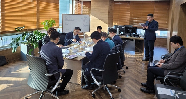산단공이 18일 공단 서울지역본부에서 '산업단지 내 AI기술을 활용한 제조혁신 방안 모색'을 위한 간담회를 하고 있다./사진제공=한국산업단지공단