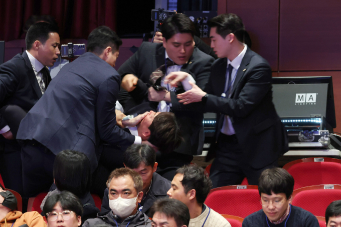 18일 대통령실이 강성희 진보당 의원(전북 전주시을)의 강제 퇴장 조치에 대해 "경호상 위해 행위라 판단될 만한 상황"이라고 말했다. 사진은 강 의원이 18일 전주 덕진구 한국소리문화의전당 모악당에서 열린 전북특별자치도 출범식에서 경호원들에게 끌려 나가는 모습. /사진=뉴시스(대통령실통신사진기자단)