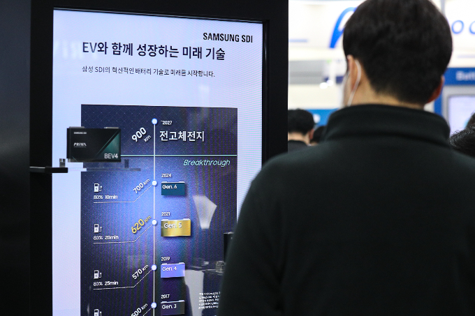 정부가 전고체 배터리 관련 기술을 보유한 솔리드파워와 논의했다. 사진은 서울 강남구 코엑스에서 열린 인터배터리 2022에서 전고체 배터리 관련 기술을 보는 관람객. /사진=뉴스1