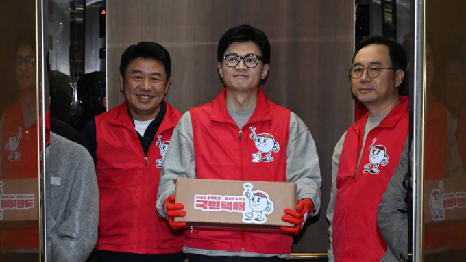 사진은 18일 오후 저출생 관련 공약인 '일·가족 모두행복'이 담긴 국민택배를 들고 서울 강남구 휴레이포지티브로 들어가고 있는 한동훈 국민의힘 비상대책위원장. /사진=뉴스1