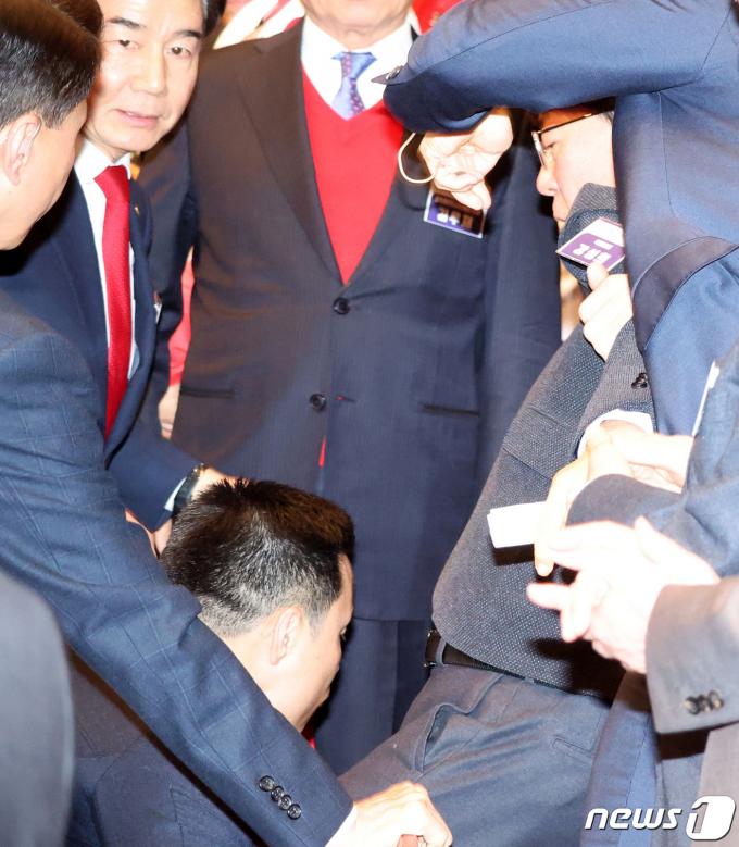 강성희 진보당 의원이 18일 전북 전주시 한국소리문화의전당 모악당에서 열린 전북특별자치도 출범식에서 윤석열 대통령과 인사를 나누던 중 