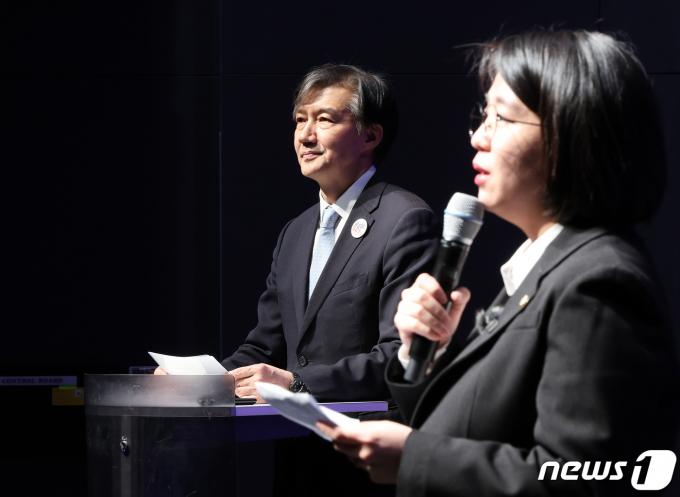 [사진] 용혜인 기본소득당 대표 인사말 듣는 조국 전 법무부 장관