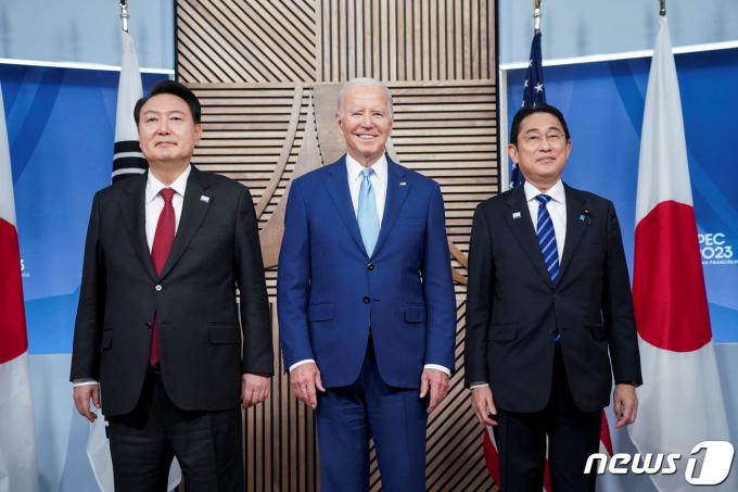 윤석열 대통령(왼쪽부터)과 조 바이든 미국 대통령, 기시다 후미오 일본 총리가 16일 오후(현지시간) 미국 샌프란시스코에서 아시아·태평양경제협력체(APEC) 정상회의 주간에 열린 한미일 정상 회동에서 기념 촬영하고 있다. ⓒ 로이터=뉴스1 ⓒ News1 안은나 기자