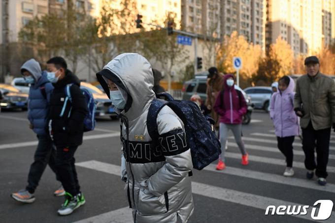 29일(현지시간) 중국 베이징에서 등교하는 학생들이 마스크를 낀 모습. 23.11.29 ⓒ AFP=뉴스1 ⓒ News1 김예슬 기자
