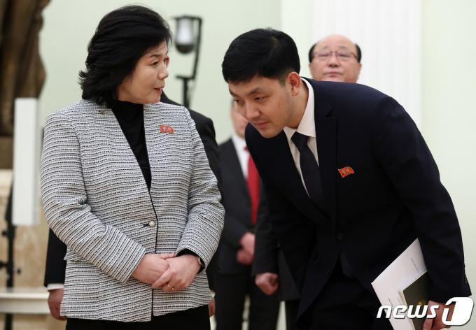 최선희 북한 외무상이 16일(현지시간) 블라디미르 푸틴 대통령을 예방한 자리에서 우주 기술 협력을 논의했을 가능성을 제기하는 서류가 언론에 포착됐다. 2024.01.19. ⓒ 로이터=뉴스1 ⓒ News1 정윤영 기자