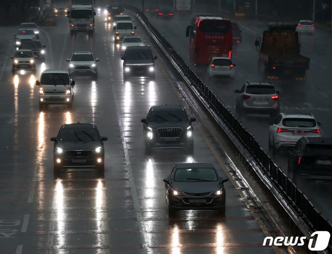 겨울비가 내리는 18일 오후 경남 김해시 대청지하차도 인근 금관대로에서 차량들이 잔뜩 흐린 날씨에 전조등을 켠 채 운행하고 있다. 2024.1.18/뉴스1 ⓒ News1 윤일지 기자