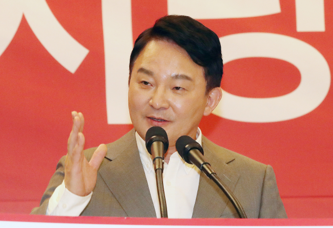 지난 18일 원희룡 전 국토교통부 장관이 이재명 더불어민주당 대표의 인천 계양을 출마 언급에 "정치 정상화의 계기가 될 것"이라고 전했다. 사진은 원 전 장관이 지난 16일 인천 계양구 카리스호텔에서 열린 2024 국민의힘 인천시당 신년인사회에서 신년인사를 하는 모습. /사진=뉴스1