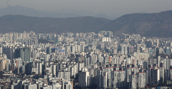 19일 한국부동산원 청약홈에 따르면 지난해 12월 말 기준 전국 청약통장 가입자수는 2561만3522명으로 2022년 12월 말 2638만1295명에 비해 76만7773명 감소했다. 2021년 6월 2703만1911명으로 역대 최고를 기록한 청약통장 가입자수는 이후 18개월 연속 감소하는 추세다./사진=뉴스1