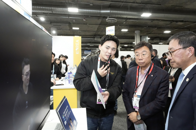CES 2024 전시회를 둘러 보고 있는 성남시 대표단. / 사진제공=성남시