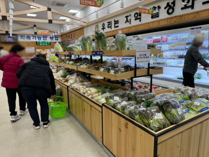 수원로컬푸드직매장이 설날 명절을 맞아 1월 22일부터 2월 1일까지 '설날 선물 꾸러미' 사전 구매 예약을 받는다. 사진은 수원로컬푸드직매장 광교산점. / 사진제공=수원특례시 