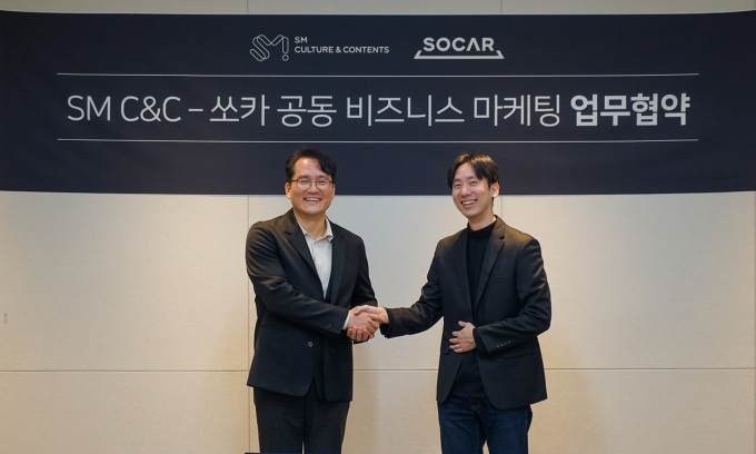 남궁철(인쪽) SM C&C 대표이사와 박재욱 쏘카 대표가 지난 18일 오후 서울 디타워 서울숲 SM C&C 본사에서 B2B 비즈니스 활성화를 위한 업무협약을 체결했다. /사진=쏘카