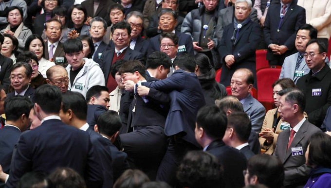 19일 강성희 진보당 의원이 전날 전북특별자치도 출범식에서 경호원에 의해 끌려 나간 사건을 두고 윤석열 대통령에게 사과를 요구했다. 사진은 지난 18일 전주 덕진구 한국소리문화의전당 모악당에서 열린 전북특별자치도 출범식에서 윤 대통령이 참석자들과 인사하는 동안 경호원들에게 끌려 나가고 있는 강 의원. /사진=뉴시스