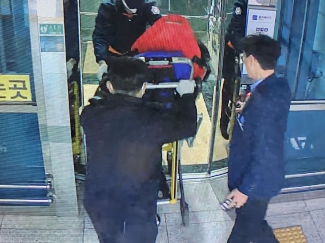 부산 지하철 동해선 신해운대역에서 지병으로 쓰러진 60대 남성이 역장의 응급조치로 구조돼 건강을 되찾은 소식이 뒤늦게 전해졌다. 사진은 지난 5일 동해선 신해운대역에서 이재만 역장이 응급환자를 119에 인계하는 모습. /사진=뉴시스(한국철도공사 제공)