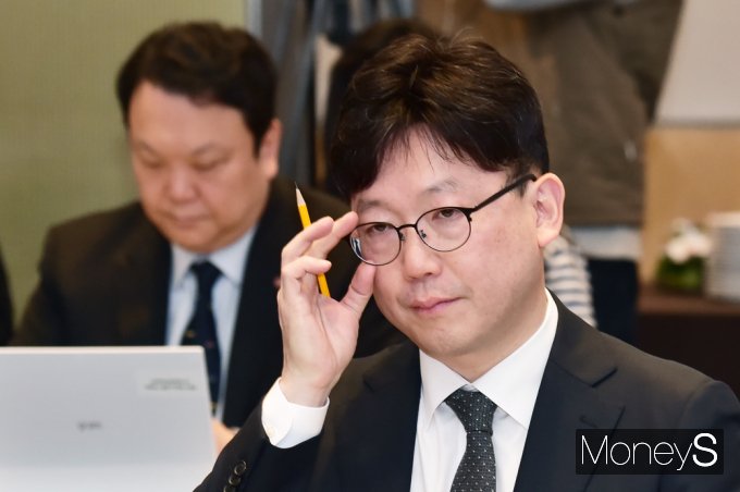 ▲ 과기부 입장 경청하는 용석우 삼성전자 영상디스플레이 사업부 사장