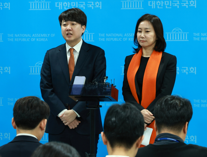 19일 허은아 개혁신당 공동창당준비위원장이 당대표로 이준석 개혁신당 정강정책위원장이 될 가능서이 크다고 밝혔다. 사진은 이 위원장(왼쪽)과 허 위원장(오른쪽)이 지난 18일 서울 여의도 국회 소통관에서 기업·교통 관련 정강정책 기자회견을 마치고 발언하는 모습. /사진=뉴시스