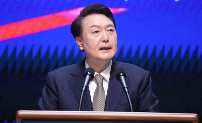 19일 윤석열 대통령의 국정 수행에 대한 긍정 평가가 전주대비 1%포인트 하락했다는 여론조사 결과가 나왔다. 사진은 윤 대통령이 지난 18일 전북 전주시 한국소리문화의전당 모악당에서 열린 전북특별자치도 출범식에 참석해 축사하는 모습. /사진=뉴스1