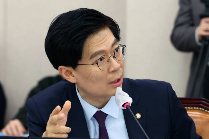 19일 조정훈 국민의힘 의원이 김건희 여사 명품가방 논란에 대해 "특검법과 달리 국민들에게 충분히 해명할 필요가 있다"며 입장을 밝혔다. 사진은 지난해 10월20일 국정감사에서 참고인으로 출석한 '부산 돌려차기' 피해자에게 사건 관련 질의를 하는 조정훈 의원. /사진=뉴스1