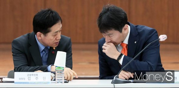 김주현 금융위원장과 이복현 금융감독원장이 15일 서울 중구 명동1가 은행회관에서 진행된 '서민-소상공인 신용회복지원을 위한 금융권 협약식'에 참석해 의견을 나누고 있다. /사진=임한별 기자
