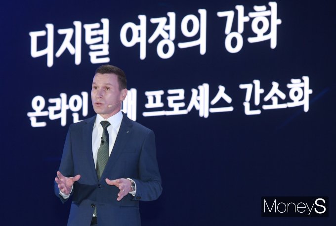 [머니S포토] '더 뉴 E-클래스' 사업 계획 발표하는 마티아스 바이틀 대표