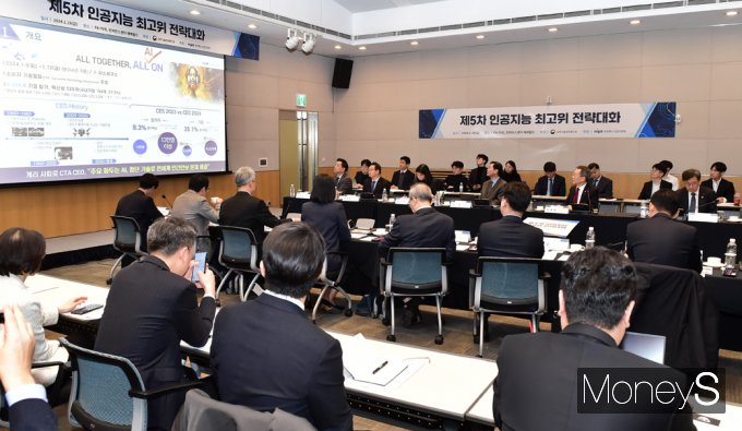 [머니S포토] '삼전·LG·네이버·카카오·KT'등 AI기업 대표 모은 과기부