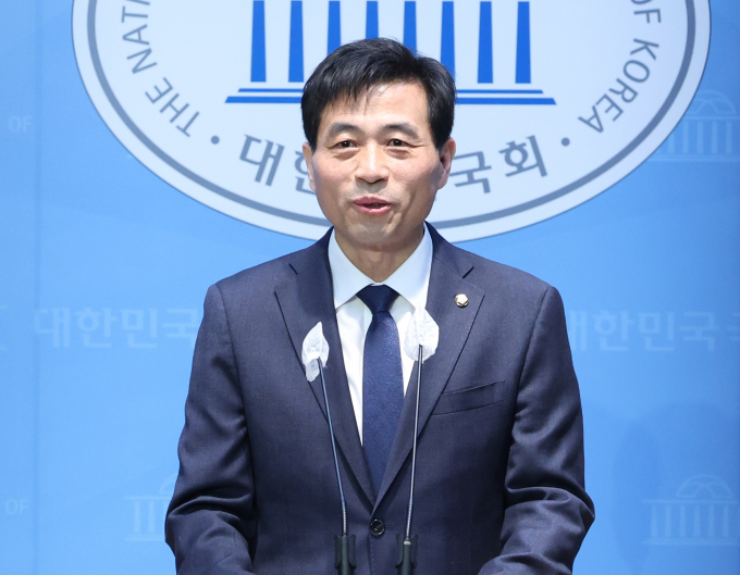 19일 김민기 더불어민주당 의원(경기 용인시을)이 오는 4월 치뤄지는 총선에 불출마할 것을 밝혔다. 사진은 김 의원이 19일 서울 여의도 국회 소통관에서 제22대 총선 불출마 선언 기자회견을 하는 모습. /사진=뉴스1