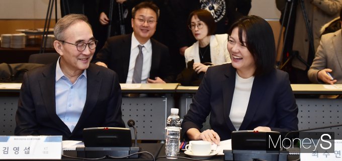 [머니S포토] AI 최고위 전략대화, 환담 나누는 KT 김영섭 · 네이버 최수연