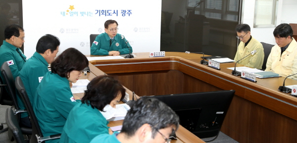 고광완 광주광역시 행정부시장이 19일 오전 시청 17층 재난상황실에서 광주 남구 조류인플루엔자 발생 관련, 상황판단회의를 주재하고 있다./사진=광주시 