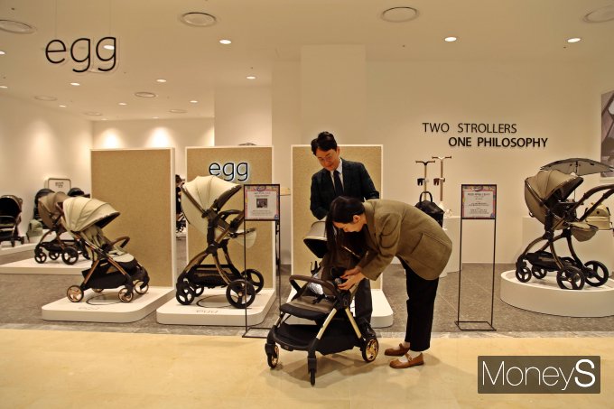 광주신세계는 19일부터 내달 4일까지 본관 1층에서 광주전남지역 최초로 영국 프리미엄 유아차 브랜드 '에그(egg)' 팝업 스토어를 운영한다/사진=광주신세계 제공.