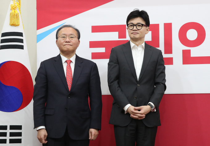 19일 한동훈 국민의힘 비상대책위원장과 윤재옥 국민의힘 원내대표가 오전 긴급 회동에서 김건희 여사 디올백 사과 문제를 논한 것으로 보인다. 사진은 한 비대위원장과 윤 원내대표가 지난 15일 서울 여의도 국회에서 열린 국민의힘 인재영입위원회 국민인재 영입 환영식에 참석한 모습. /사진=뉴스1